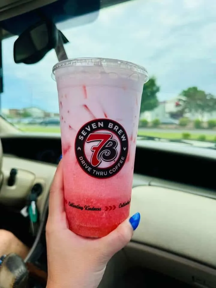Pineapple, strawberry & coconut 7 fizz with cream