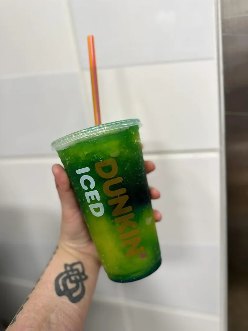 pineapple 🍍coolatta with 1 pump blue raspberry